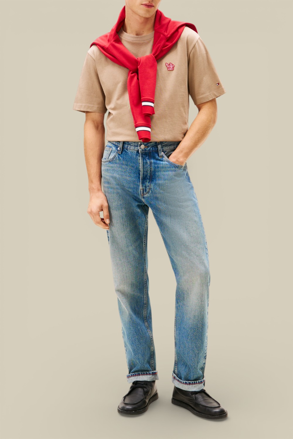 תמונת כל הלוק של חולצת טי